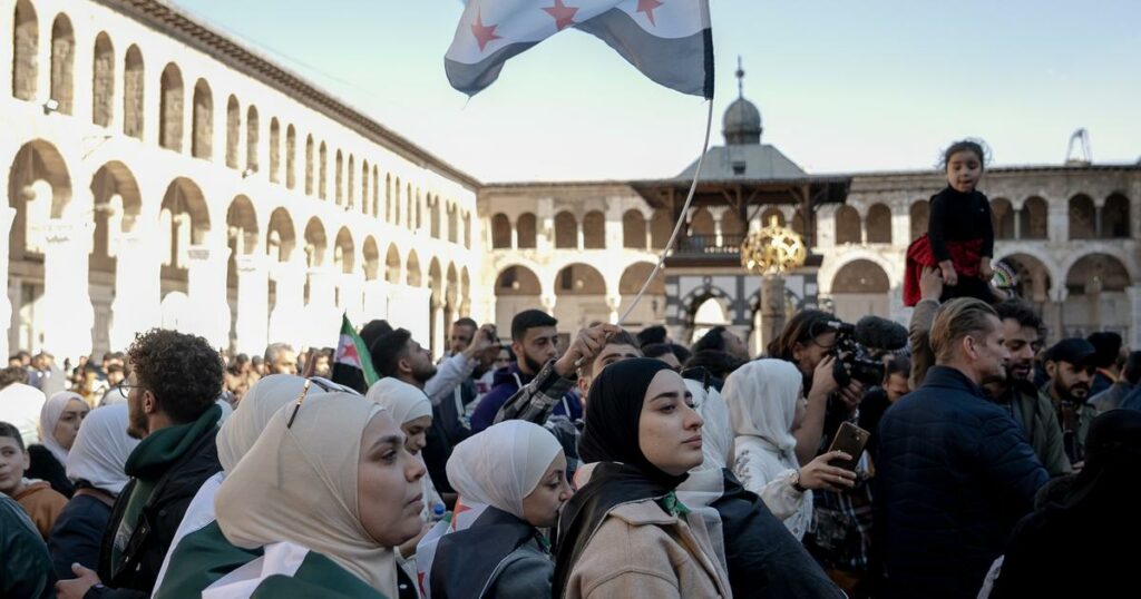 Syrie : dans la Grande Mosquée des Omeyyades, des milliers de personnes célèbrent une nouvelle ère