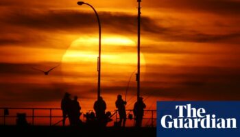 Temperatures soar with heatwave to hit Melbourne and western Sydney as fire bans declared