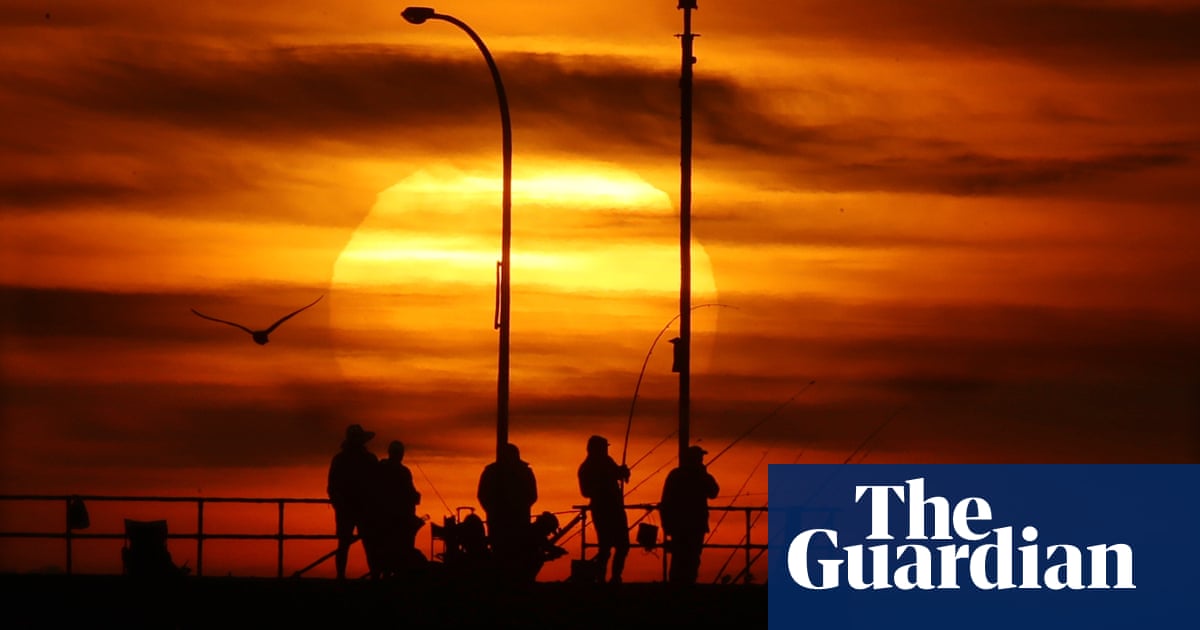 Temperatures soar with heatwave to hit Melbourne and western Sydney as fire bans declared