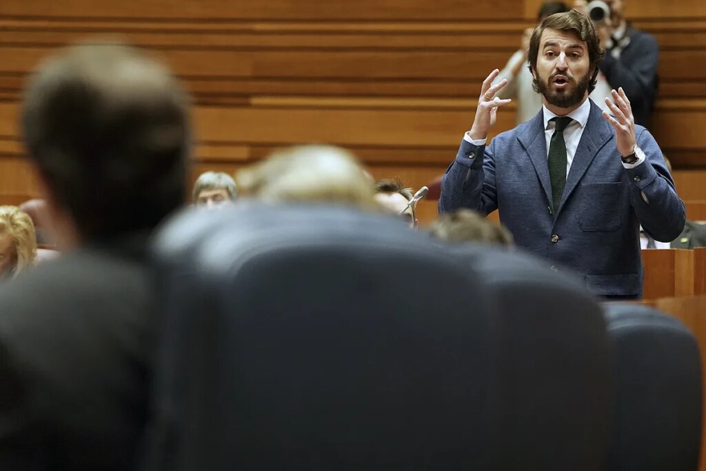 Toque de atención de Vox al PP en vísperas de la reunión sobre inmigración: "comité de sabios" y despliegue regional en plena negociación de presupuestos