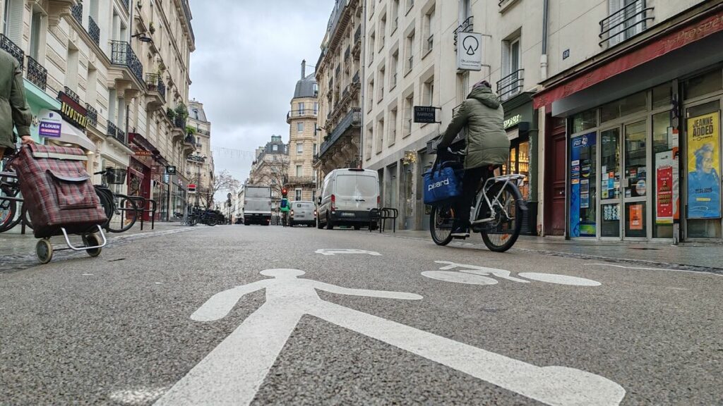 Trottoirs élargis, trafic limité, vitesse abaissée : dans le premier « cœur piéton » de Paris, « les gens revivent »