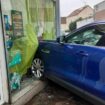 « Un bruit énorme » : au volant d’une Jaguar à 17 ans, il pulvérise la vitrine d’un café