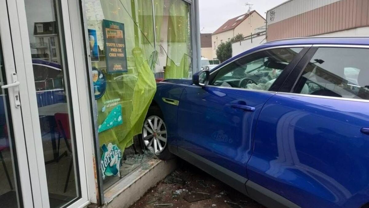 « Un bruit énorme » : au volant d’une Jaguar à 17 ans, il pulvérise la vitrine d’un café