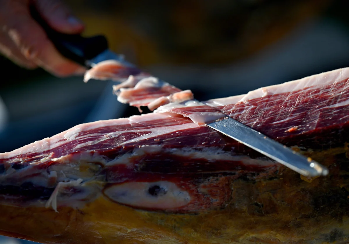 Un hombre porta un jamón