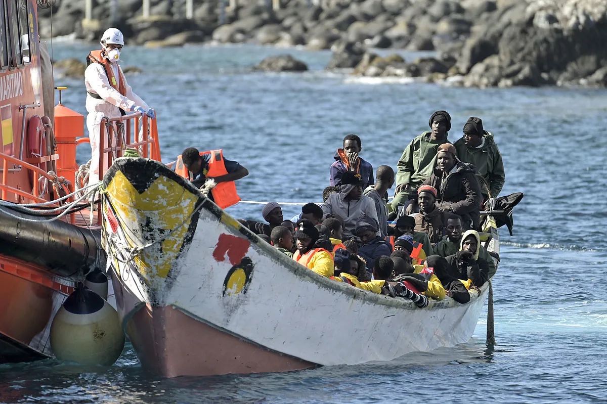 Un inmigrante fallecido y cuatro graves entre los 273 que han llegado a Canarias durante la noche en cinco cayucos