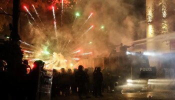 Un líder de la oposición, detenido en la cuarta noche de violentos enfrentamientos entre policías y manifestantes en la capital de Georgia