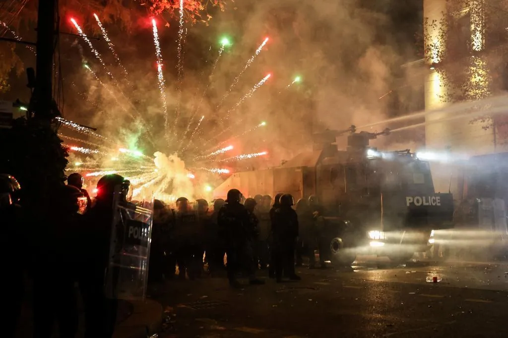 Un líder de la oposición, detenido en la cuarta noche de violentos enfrentamientos entre policías y manifestantes en la capital de Georgia