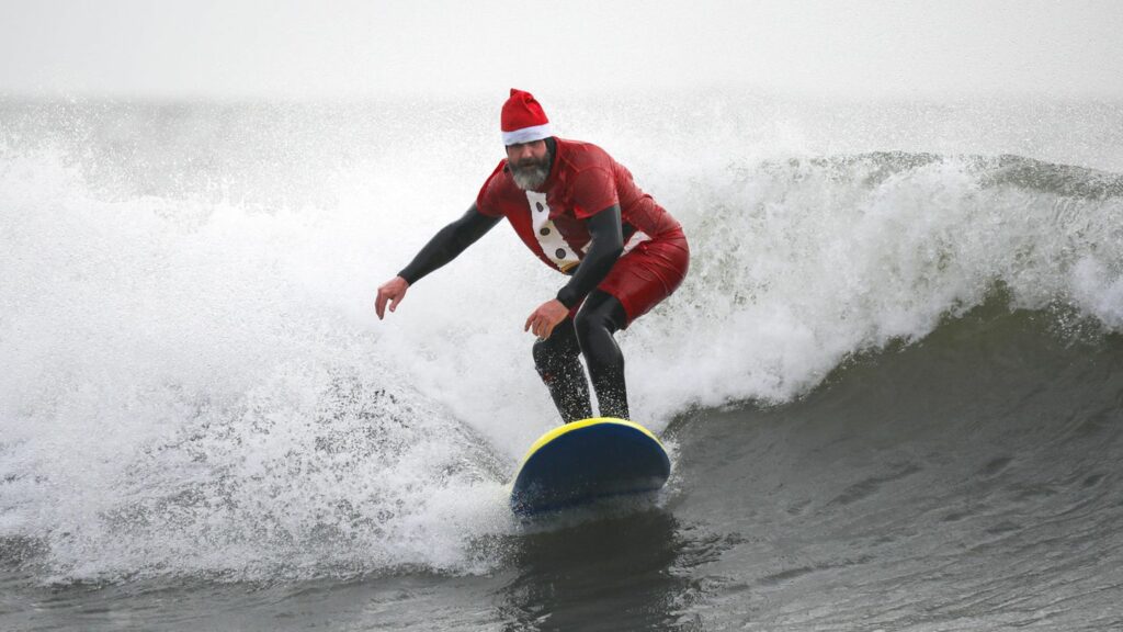 Unterschiedliche Bräuche: Von Santa-Surfen bis Rodeln: So wird Weihnachten weltweit gefeiert