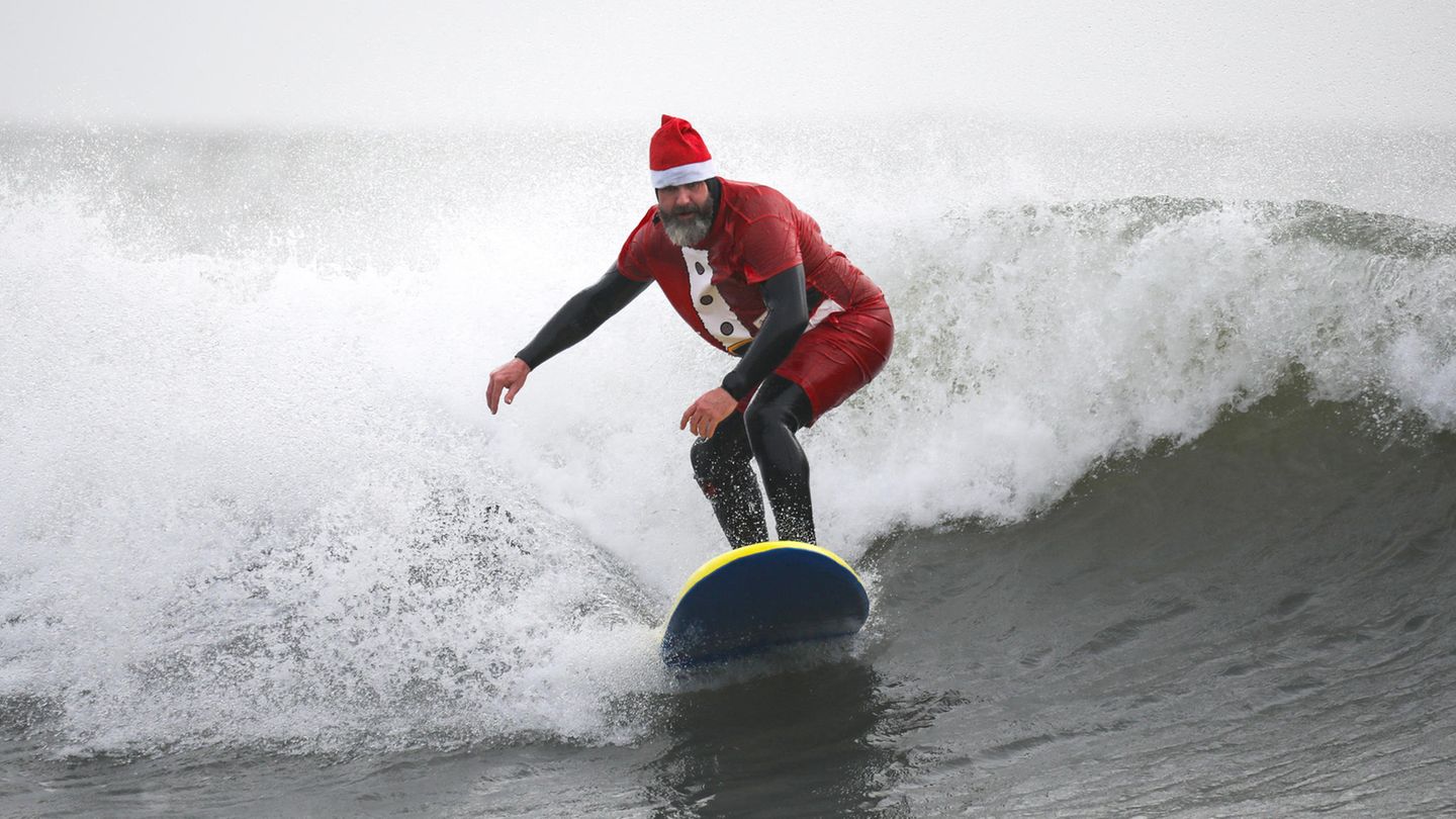 Unterschiedliche Bräuche: Von Santa-Surfen bis Rodeln: So wird Weihnachten weltweit gefeiert