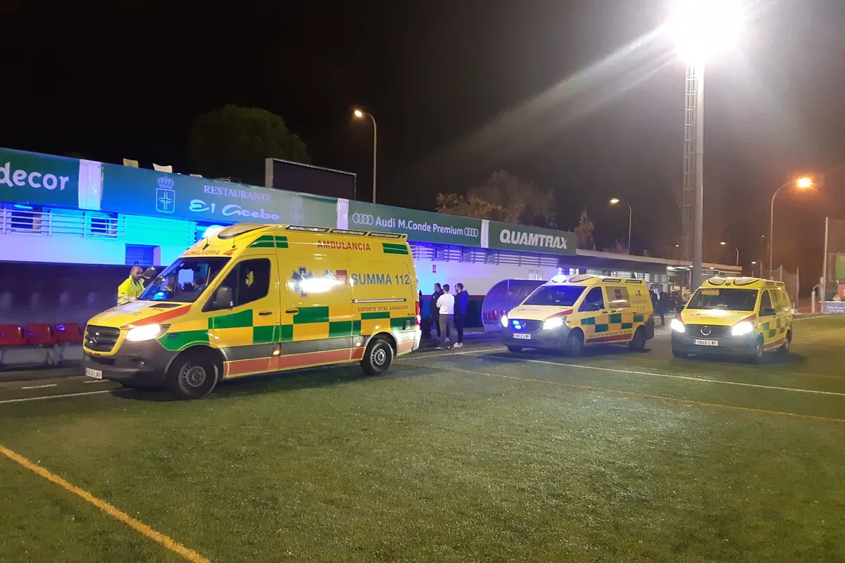 Varios entrenadores de fútbol salvan la vida a un compañero tras sufrir un infarto en un campo de fútbol de Alcorcón