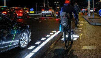 Vélo : Issy, une des six villes d’Europe à tester un dispositif lumineux au sol pour la sécurité des cyclistes