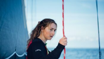 Vendée Globe 2024 : dans le sud de l’Australie, une grosse frayeur, du bricolage, et ça repart pour Violette Dorange