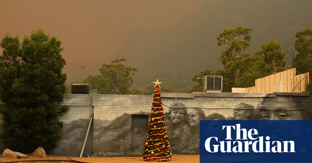 Victoria bushfires: residents in Grampians fire zone given two hours to return home to collect Christmas gifts