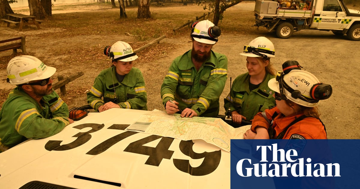 Victoria fires: cool change slows Grampians bushfire while NSW braces for windy day of extreme fire danger