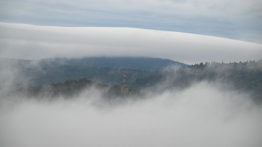 Bis zum Wochenende erwartet die Menschen in Hessen viel Nebel. Auch glatt könnte es werden. (Symbolbild) Foto: Arne Dedert/dpa