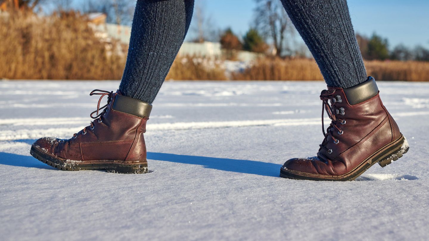 Wärmesohlen: Ein Frau spaziert über Schnee