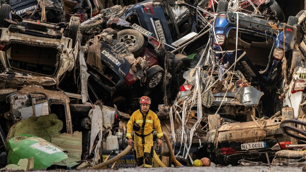 Zerstörung nach Überschwemmung: 120.000 kaputte Fahrzeuge: Valencias Autofriedhöfe zeigen Ausmaß der Flut