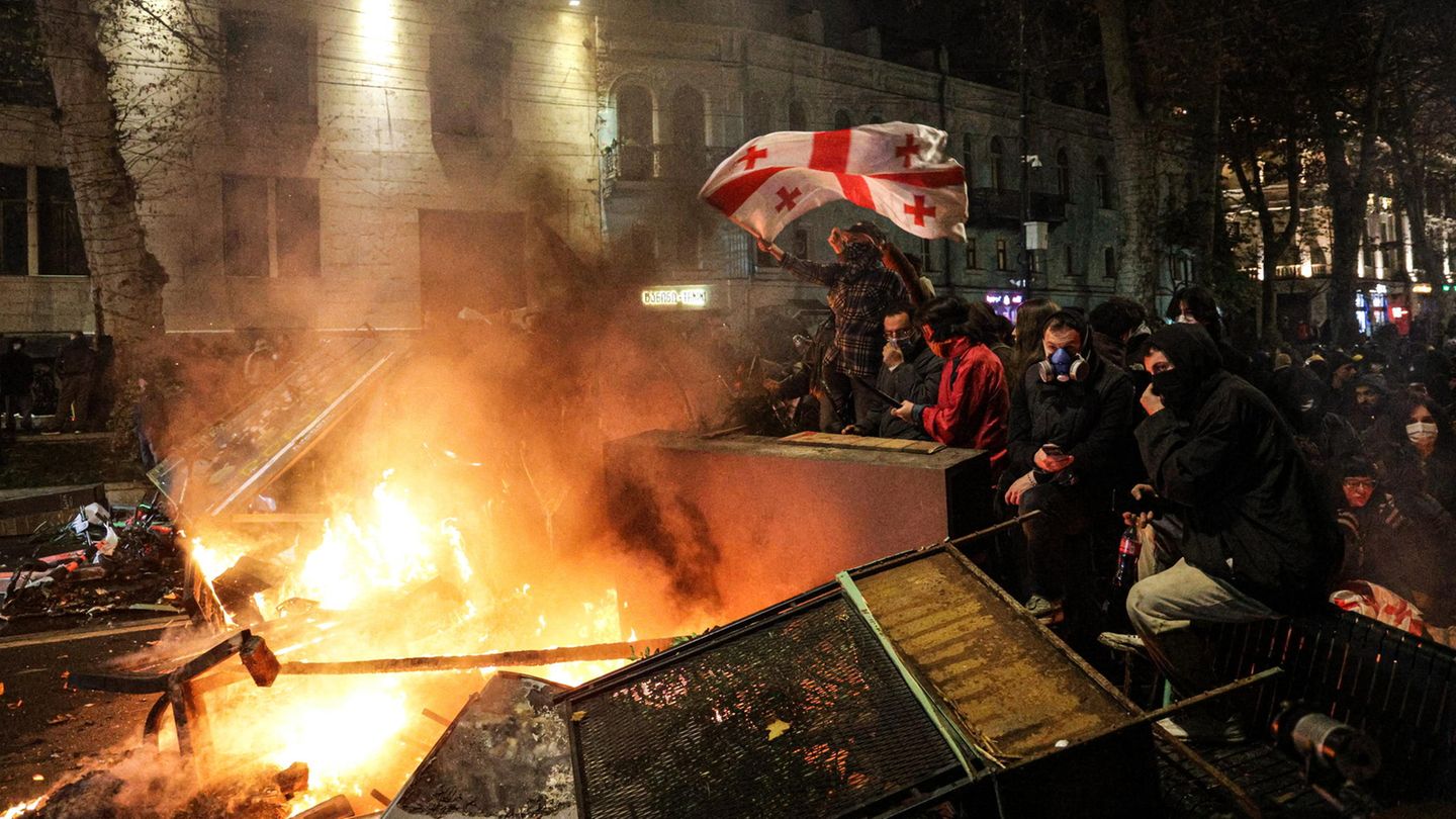 Zweite Nacht in Folge: Videos zeigen Gewaltausbruch bei Anti-Regierungsprotesten in Georgien