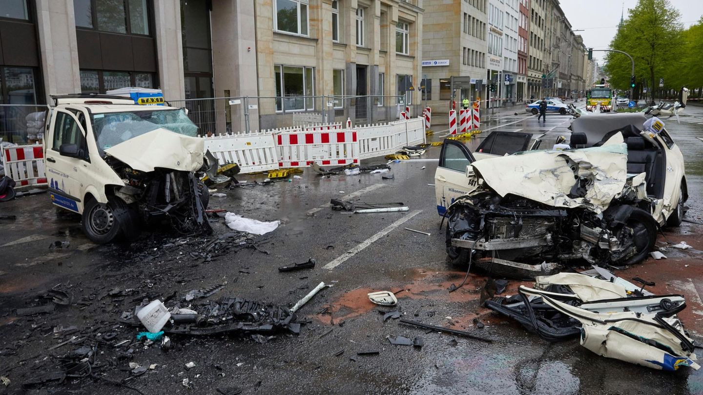 Zwei zerstörte Taxis auf dem Hamburger Ballindamm