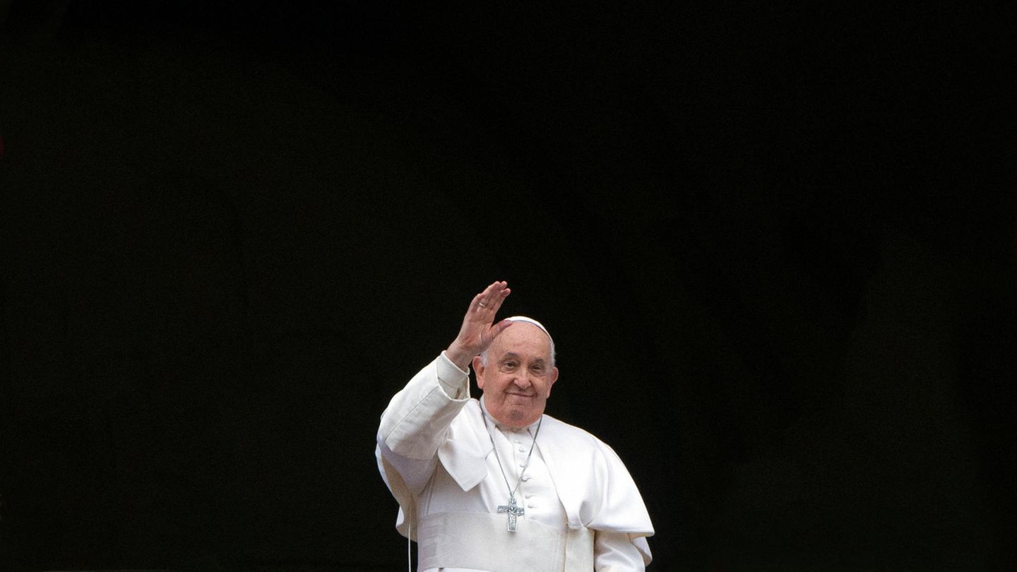 Papst Franziskus auf dem Balkon des Petersdoms