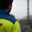 Un salarié d'EDF en face d'une coupole de la centrale nucléaire de Flamanville dans la Manche, le 25 avril 2024 (ARCHIVE)