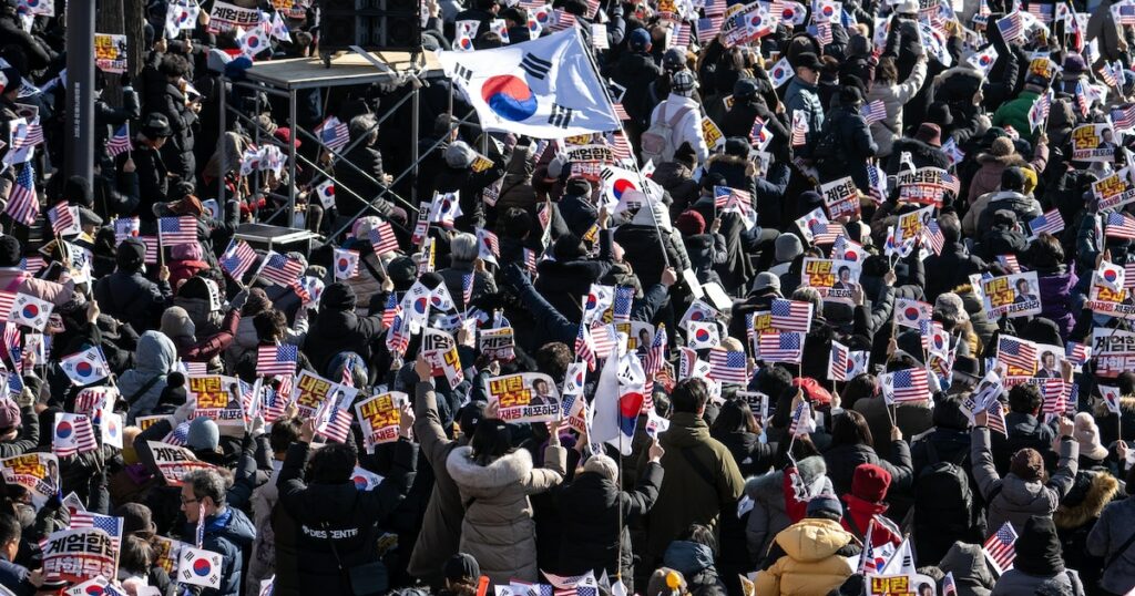 Des partisans du président sud-coréen déchu Yoon Suk Yeol manifestent devant sa résidence, le 2 janvier 2025 à Séoul