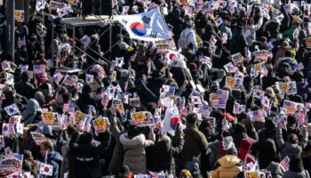 Des partisans du président sud-coréen déchu Yoon Suk Yeol manifestent devant sa résidence, le 2 janvier 2025 à Séoul