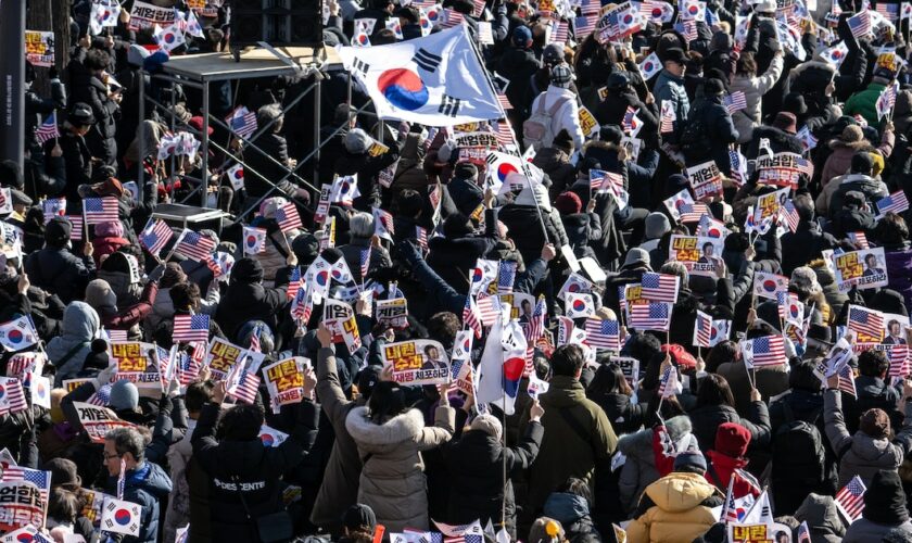 Des partisans du président sud-coréen déchu Yoon Suk Yeol manifestent devant sa résidence, le 2 janvier 2025 à Séoul