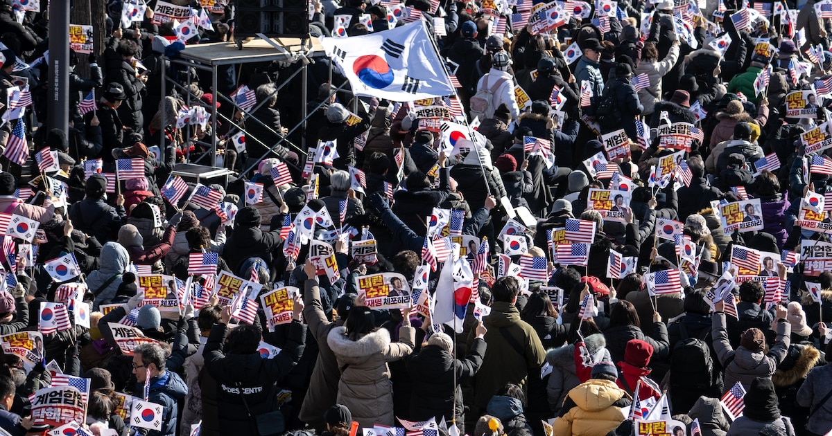 Des partisans du président sud-coréen déchu Yoon Suk Yeol manifestent devant sa résidence, le 2 janvier 2025 à Séoul