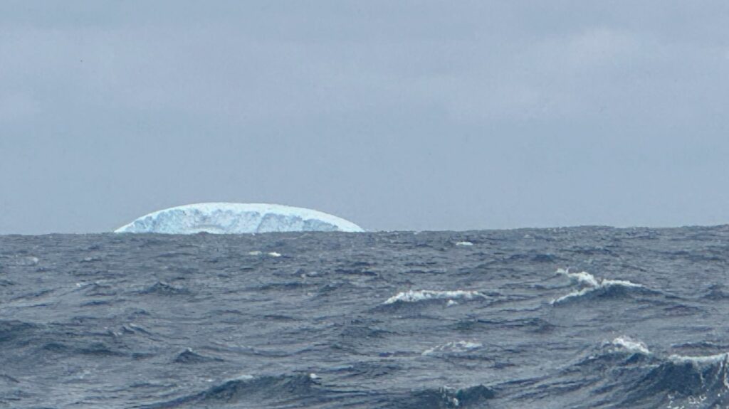 VIDEO. "Ça fait peur, on ne fait pas les malins" : des navigateurs du Vendée Globe croisent d'impressionnants icebergs