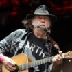 Neil Young boude le festival anglais de Glastonbury qu'il accuse d'être aux mains de la BBC