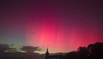 De rares aurores boréales observées en France, le ciel teinté de violet, rouge ou rosé