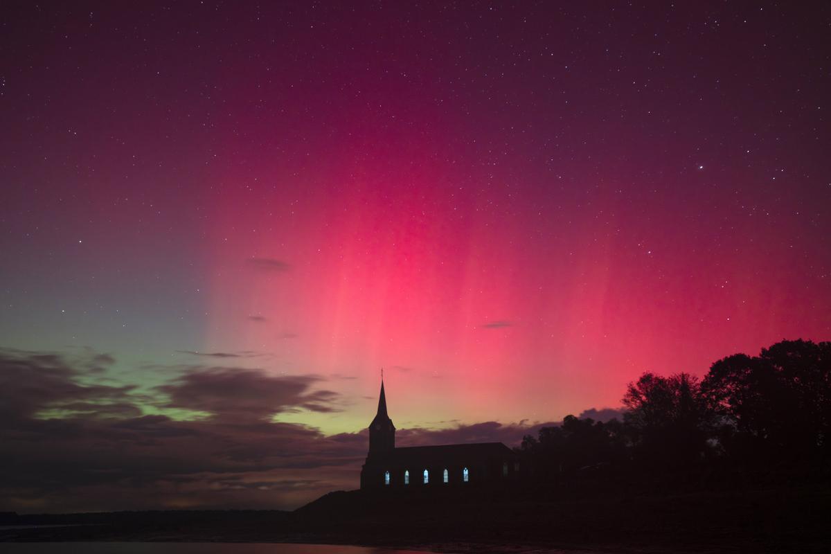 De rares aurores boréales observées en France, le ciel teinté de violet, rouge ou rosé