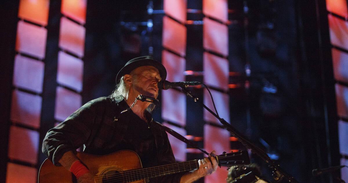 Neil Young annonce qu’il ne chantera pas à Glastonbury et s’en prend à la BBC