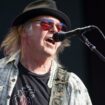 Neil Young s’en prend à la BBC et refuse de jouer au festival de Glastonbury