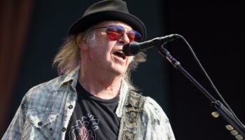 Neil Young s’en prend à la BBC et refuse de jouer au festival de Glastonbury