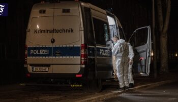 Berlin-Wittenau: Detonation an Zaun von Polizeigebäude - Beamte verletzt