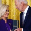 Liz Cheney bekommt einen Orden von Joe Biden