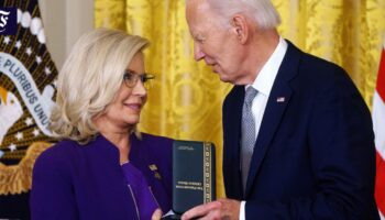 Liz Cheney bekommt einen Orden von Joe Biden