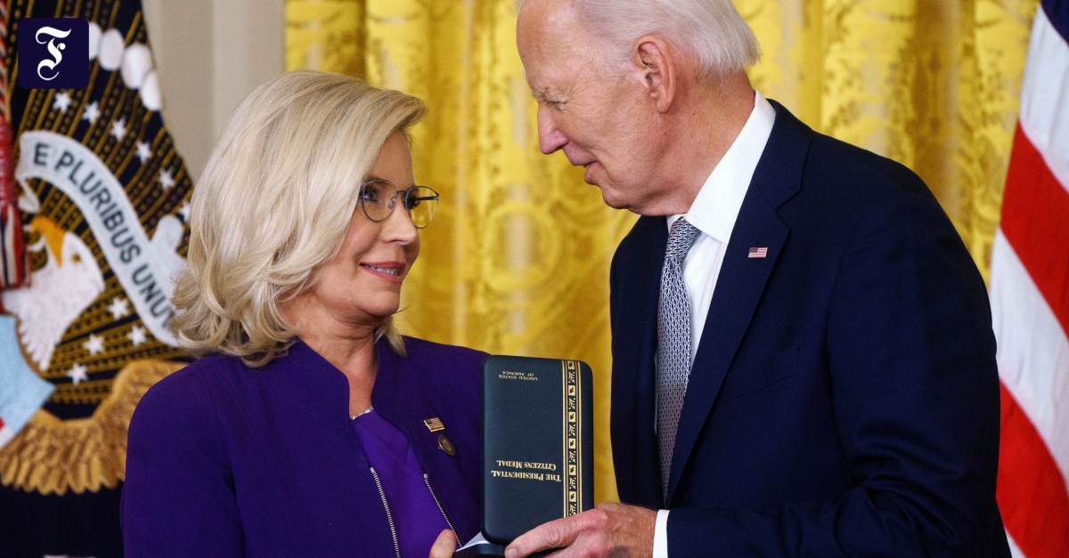 Liz Cheney bekommt einen Orden von Joe Biden