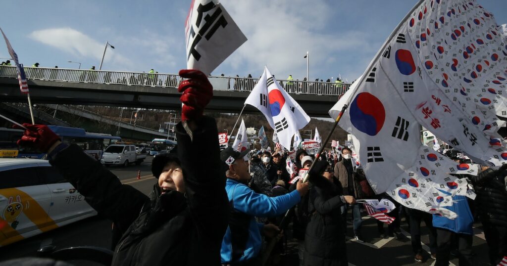 Des partisans de Yoon Suk Yeol se rassemblent près de la résidence officielle du président sud-coréen déchu, le 3 janvier 2025 à Séoul, en Corée du Sud.