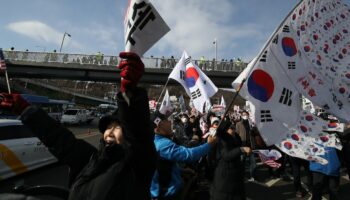 Des partisans de Yoon Suk Yeol se rassemblent près de la résidence officielle du président sud-coréen déchu, le 3 janvier 2025 à Séoul, en Corée du Sud.