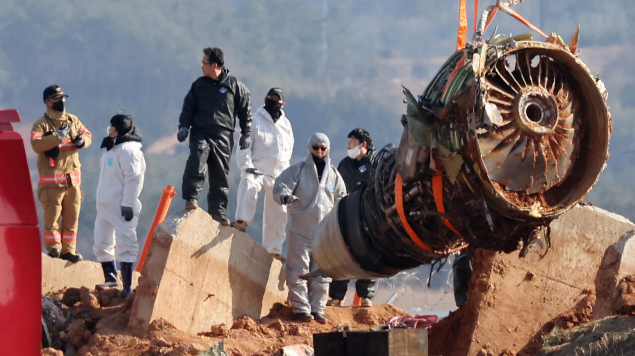 Corée du Sud: les enquêteurs commencent à retirer la carcasse du Boeing de Jeju Air