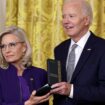 Donald Trump face à un nouveau pied de nez de Joe Biden qui décore Liz Cheney, féroce critique du républicain