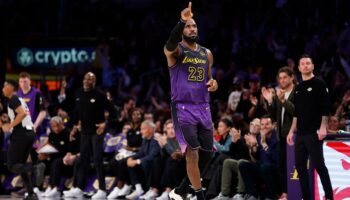 En NBA, LeBron James égale à 40 ans un record de points détenu par Michael Jordan