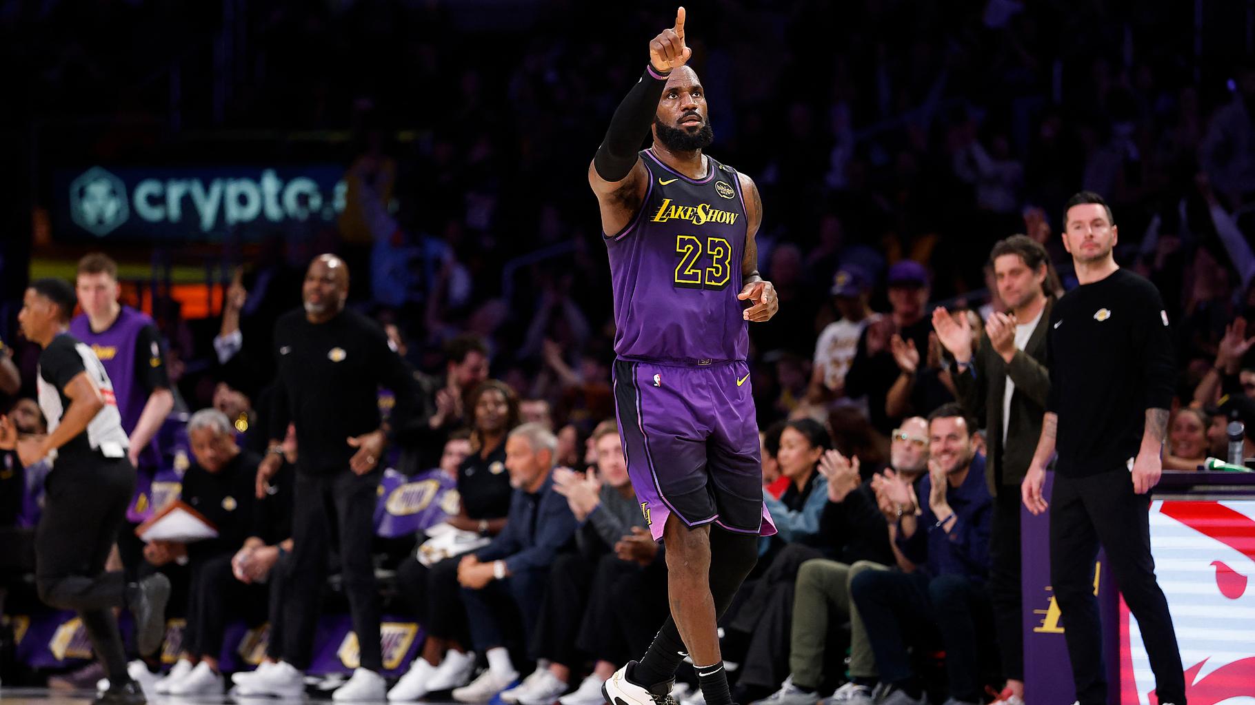 En NBA, LeBron James égale à 40 ans un record de points détenu par Michael Jordan