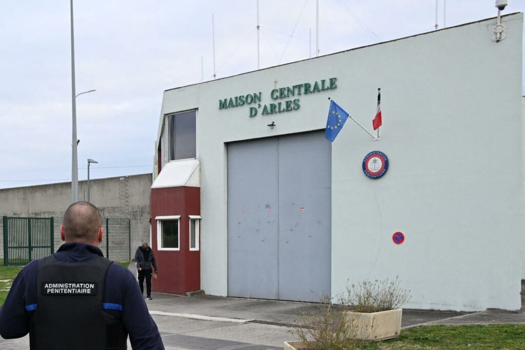 Une prise d’otages est en cours à la prison d’Arles, cinq personnes retenues