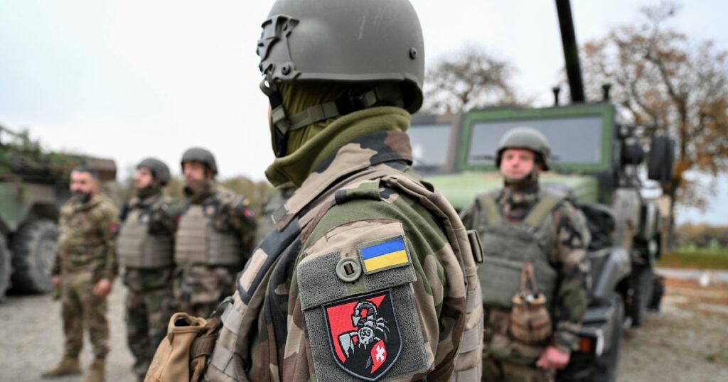 Des soldats ukrainiens de la 155e brigade mécanisée séparée lors d'un exercice d'entraînement de l'armée française dans le cadre de la Task Force « Champagne », au camp militaire de Mourmelon-le-Grand, en France, le 14 novembre 2024.