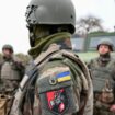 Des soldats ukrainiens de la 155e brigade mécanisée séparée lors d'un exercice d'entraînement de l'armée française dans le cadre de la Task Force « Champagne », au camp militaire de Mourmelon-le-Grand, en France, le 14 novembre 2024.