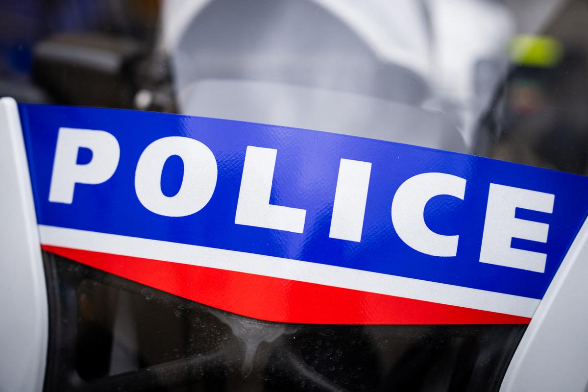 Un homme découvert ligoté dans le coffre d’une voiture près du Mans, deux hommes toujours en fuite